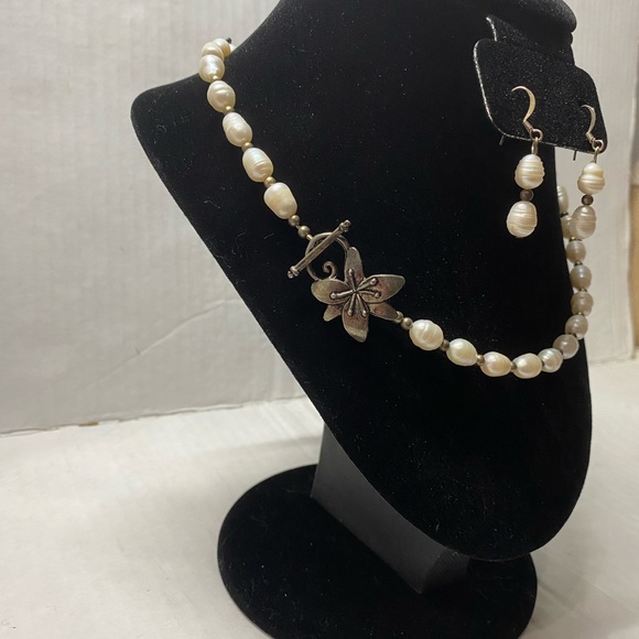Freshwater Pearl necklace and Earrings - Picture 2 of 14